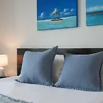 \'Seaside Azul\' A Central Studio With Rooftop Pool