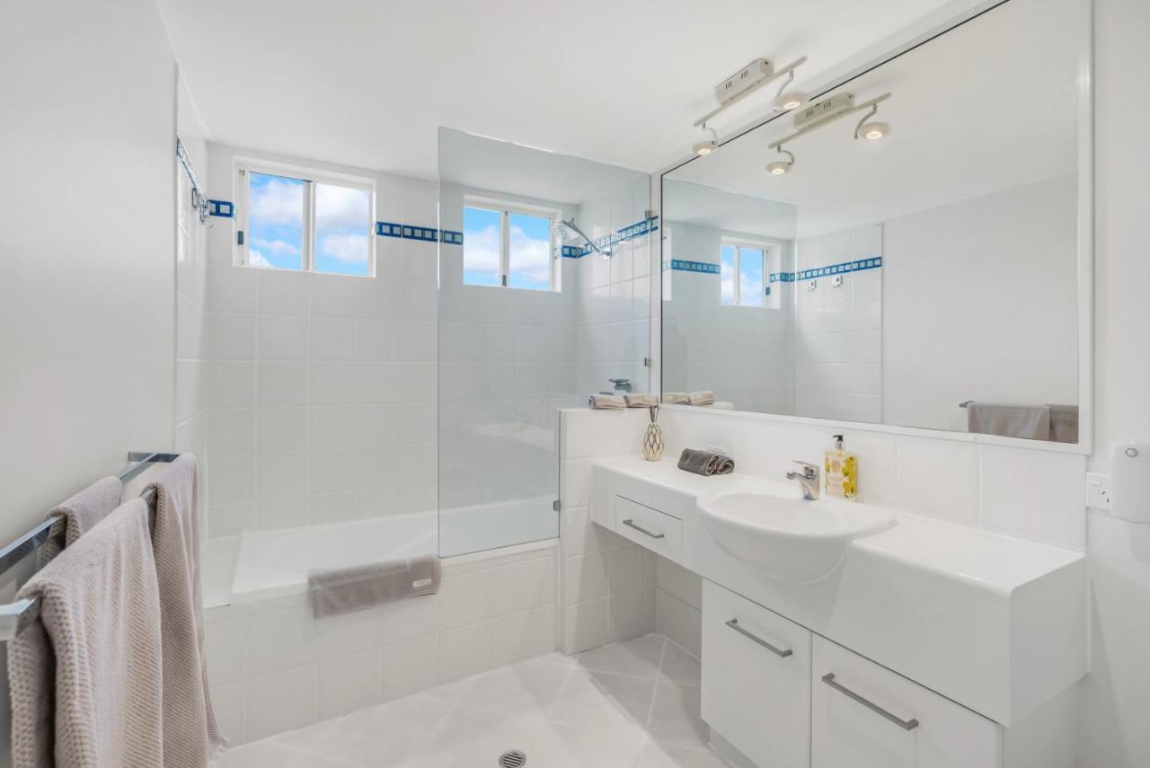 Waterfront - 5 Minutes From Airport Apartment *