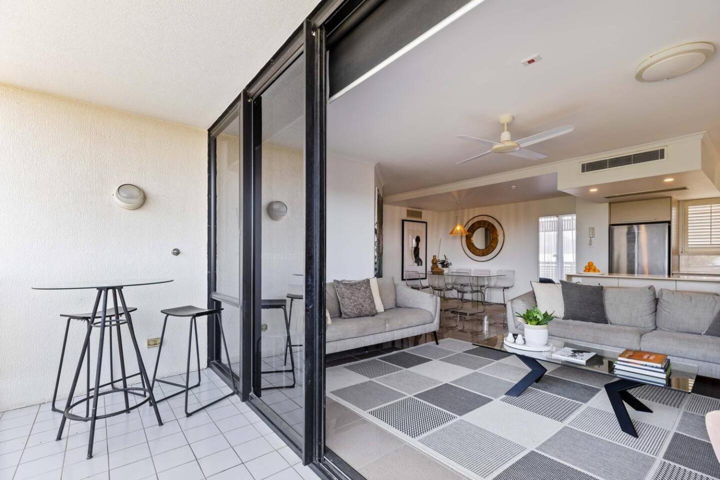 The Abbott—a Sea-swept Esplanade Abode Apartment Cairns