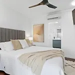 Stunning Coastal 3 Bedroom Apartment In Cairns Cbd