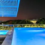 Lux Retreat - Sauna Pool & Prime Location