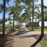 Luxury Retreat In Cairns With Pool