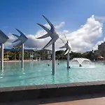 Luxury Retreat In Cairns With Pool
