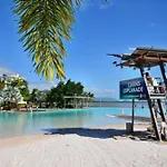 Coastal 2-Bed With Parking & Pool By The Ocean
