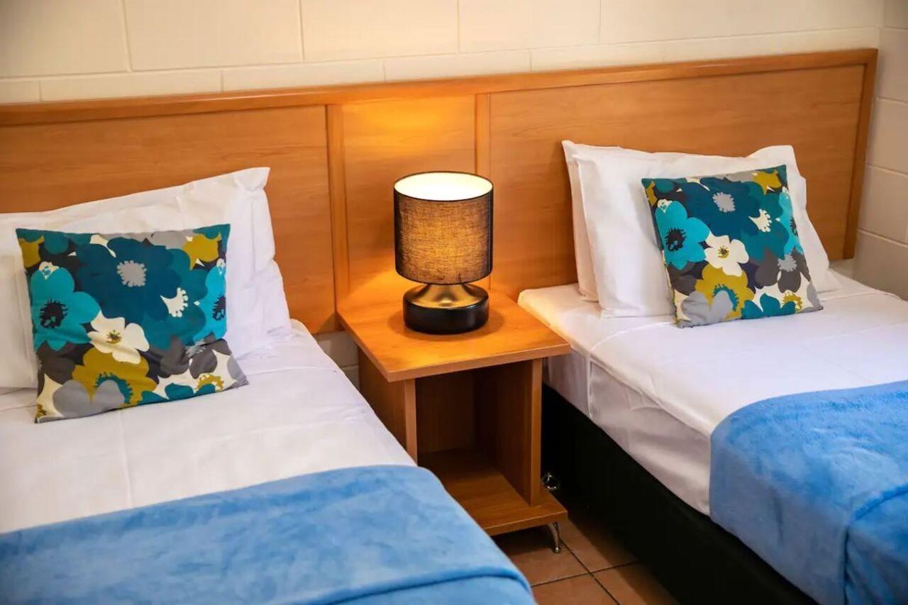 Motel Queens Court 3*