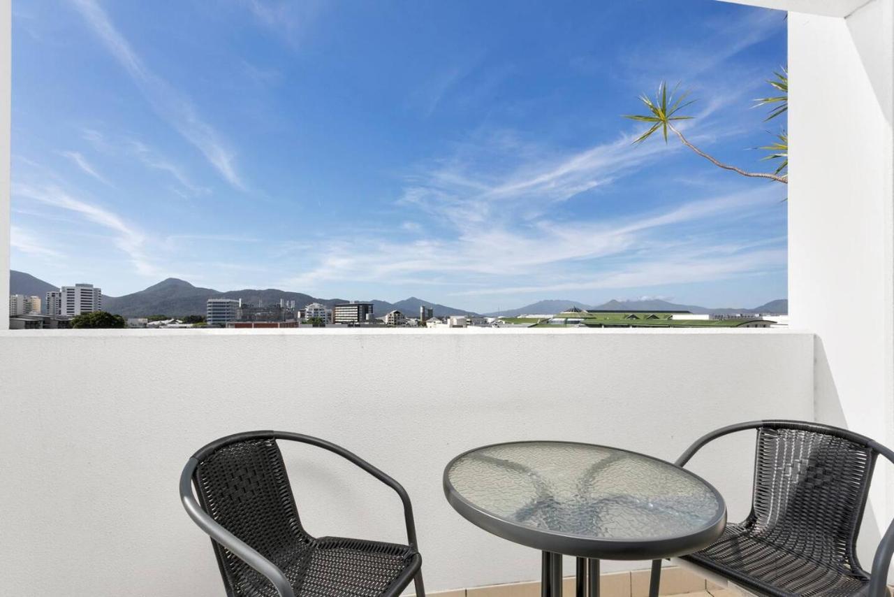 'central Plaza' Adjacent With Rooftop Pool Cairns