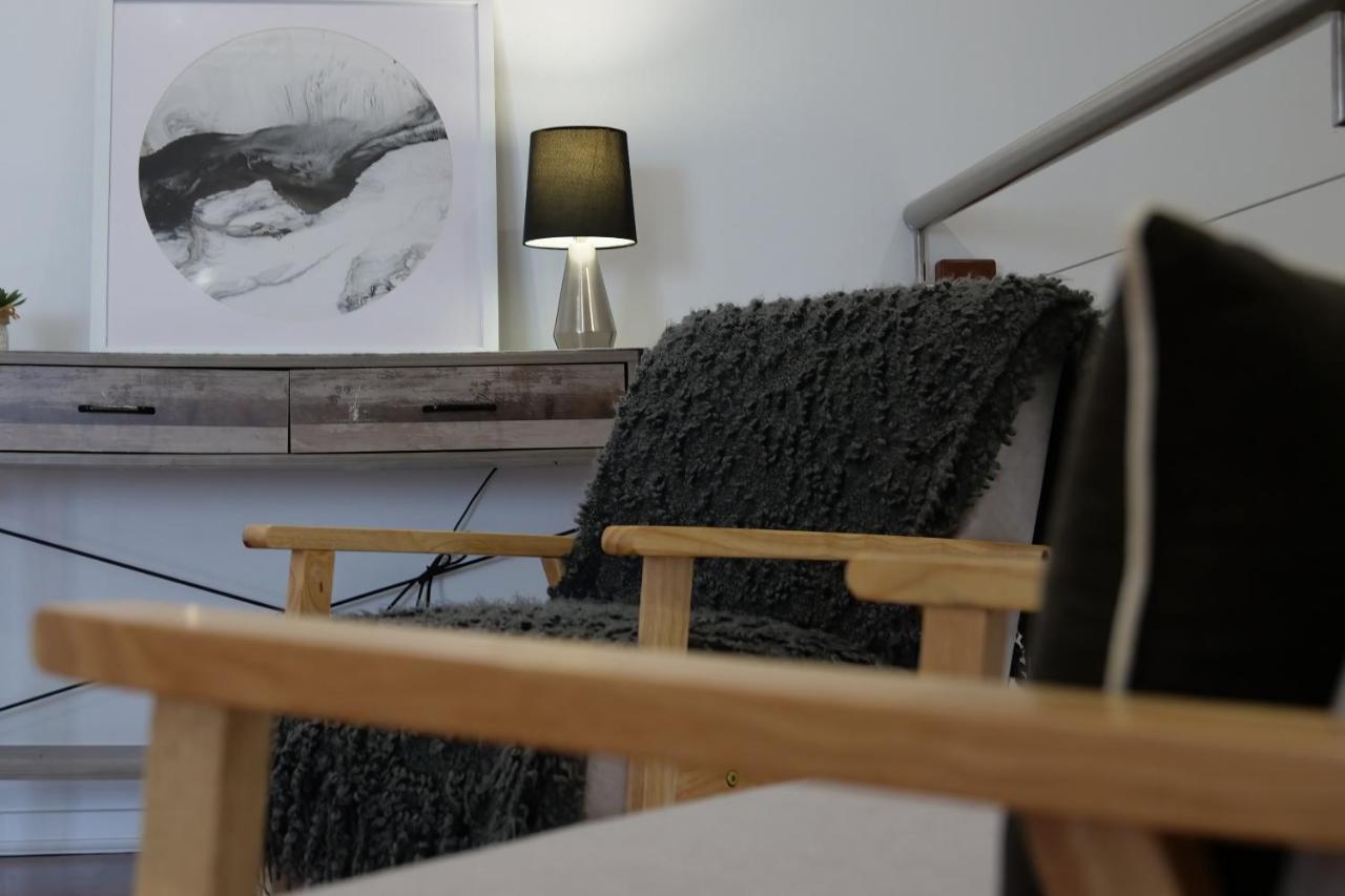 Spacious 3 Bedroom Townhouse In Apartment *