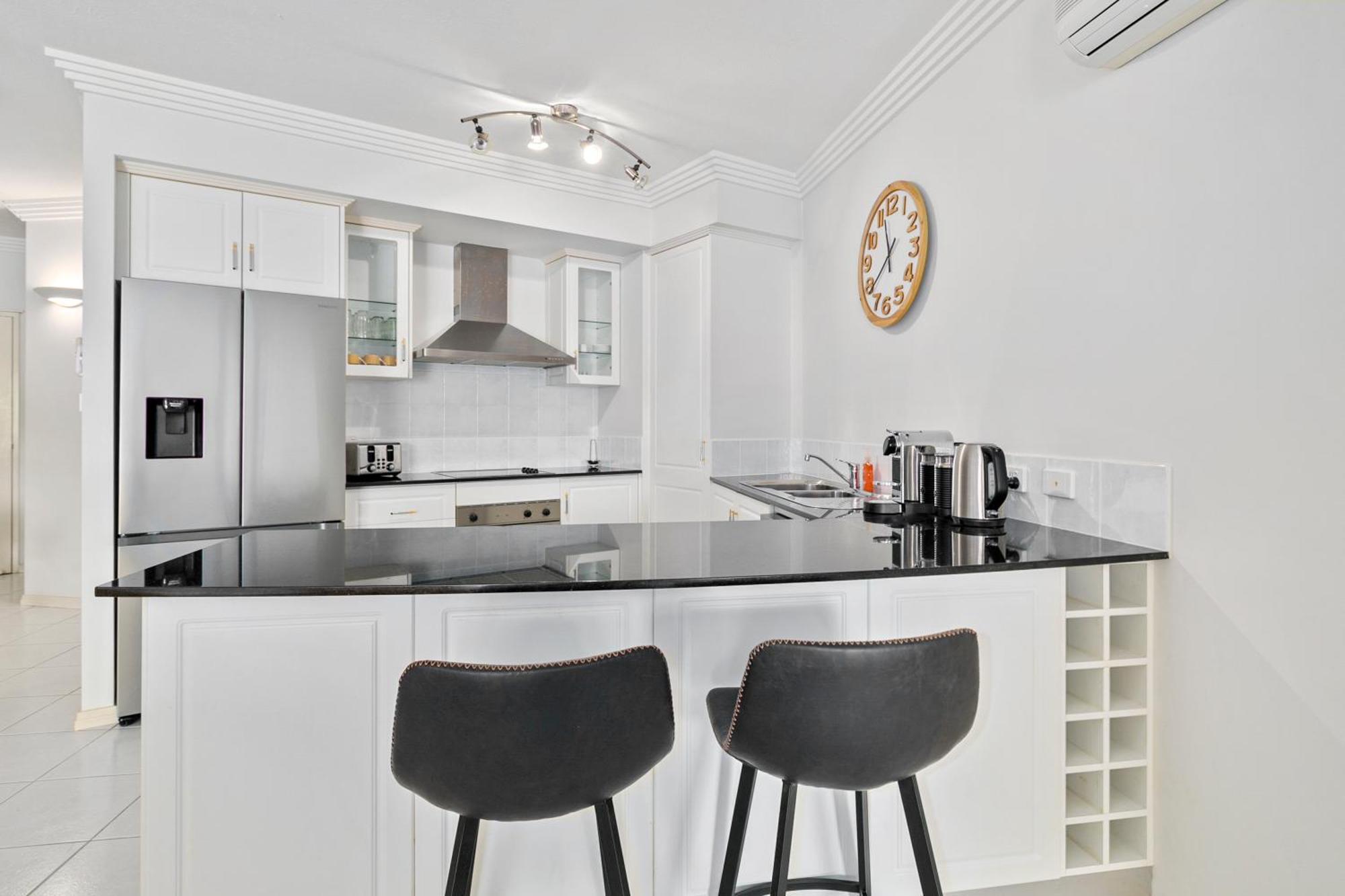 Elegant 3br Esplanade With Pool Cairns