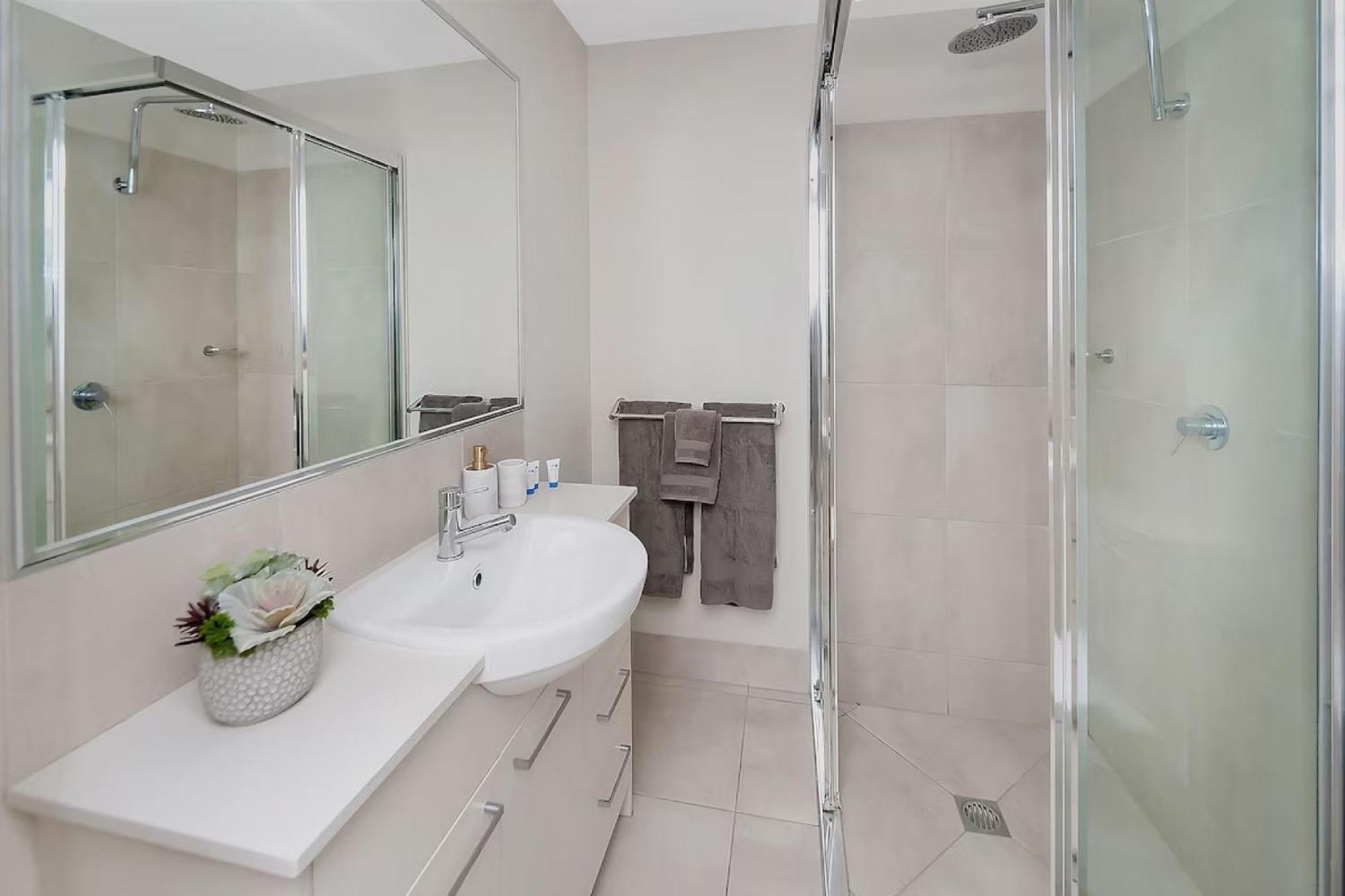 Coastal 2-bed With Parking & Pool By The Ocean *
