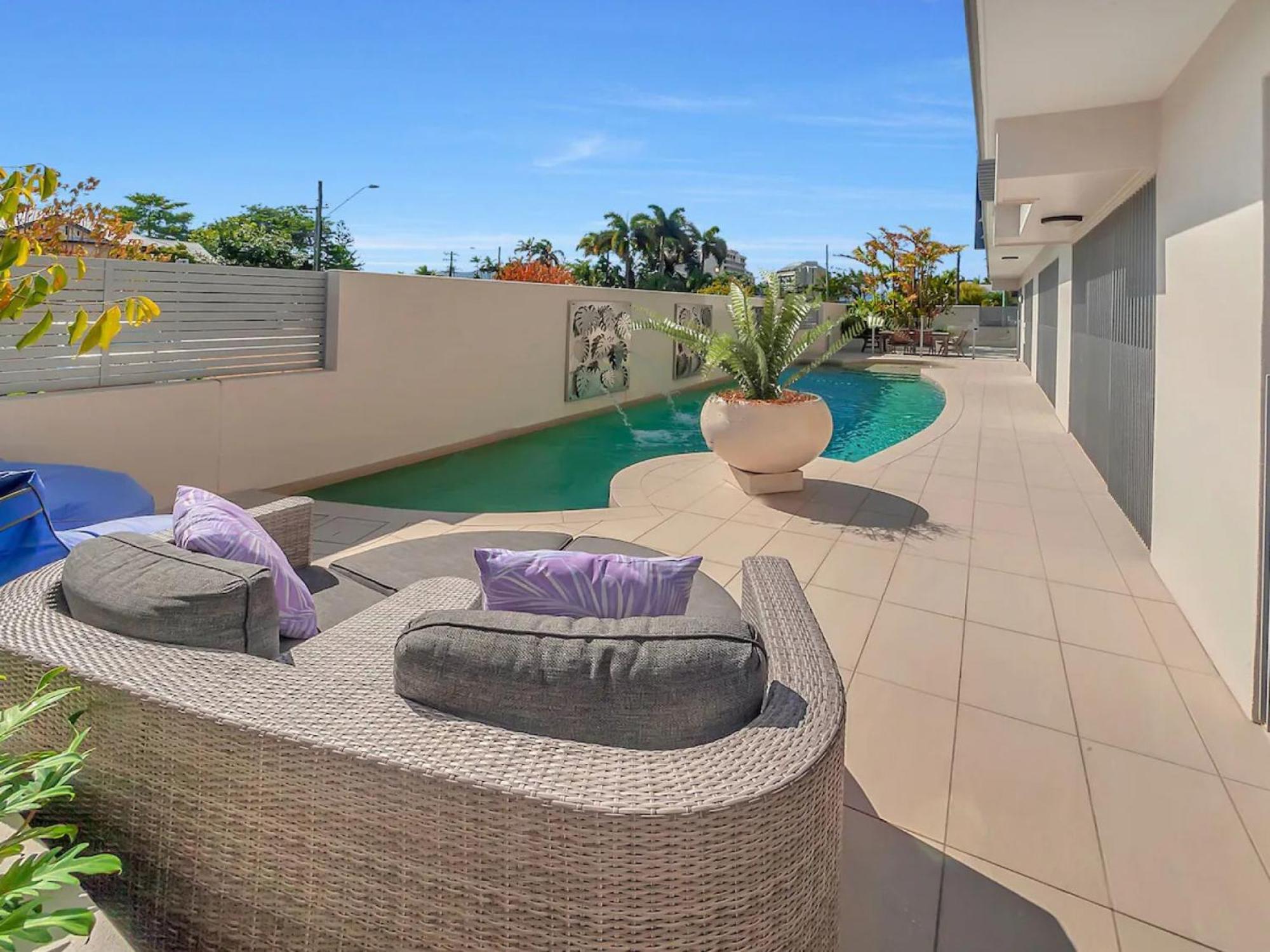 Coastal 2-bed With Parking & Pool By The Ocean * Cairns