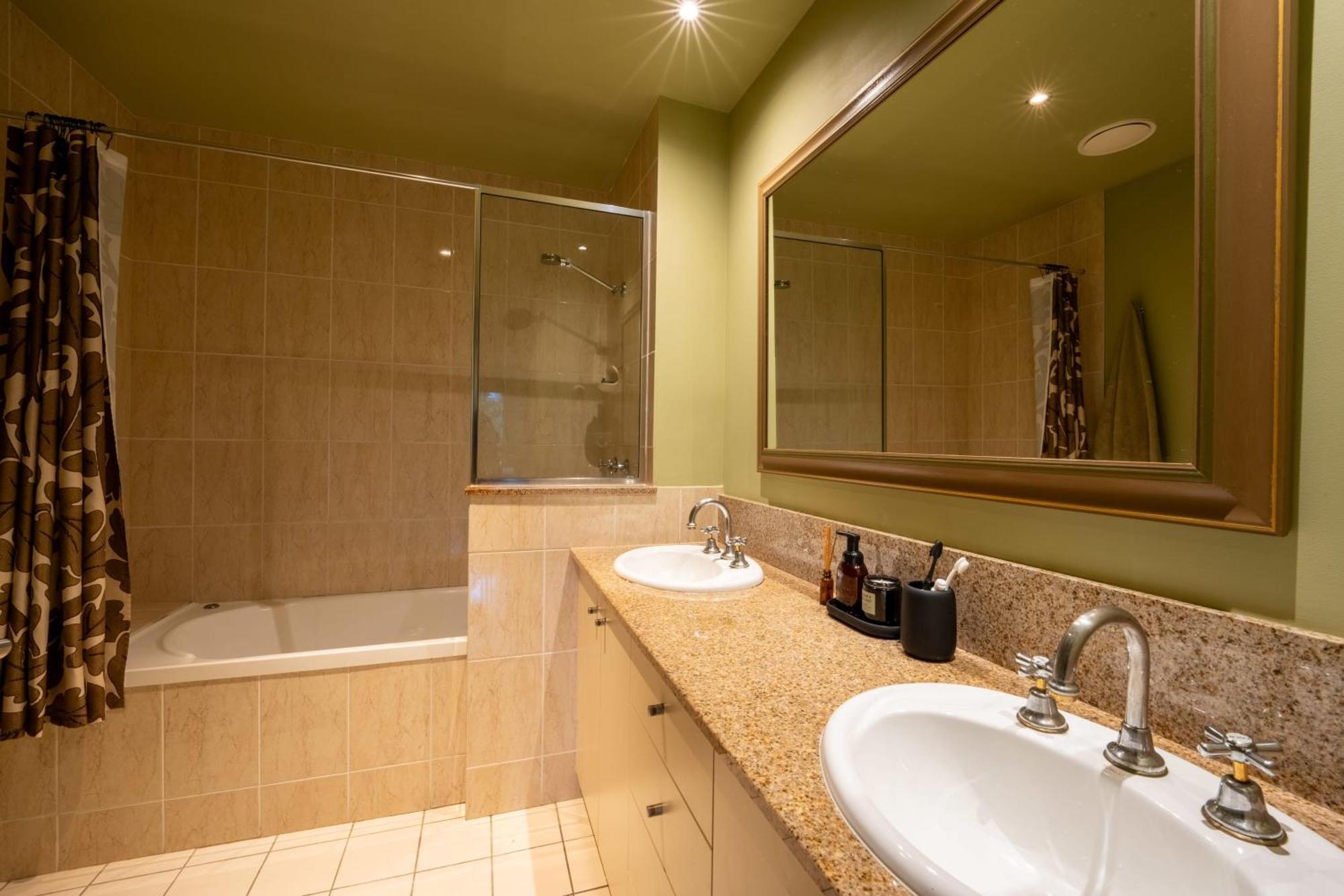 Lily Lakes - Style Living Apartment