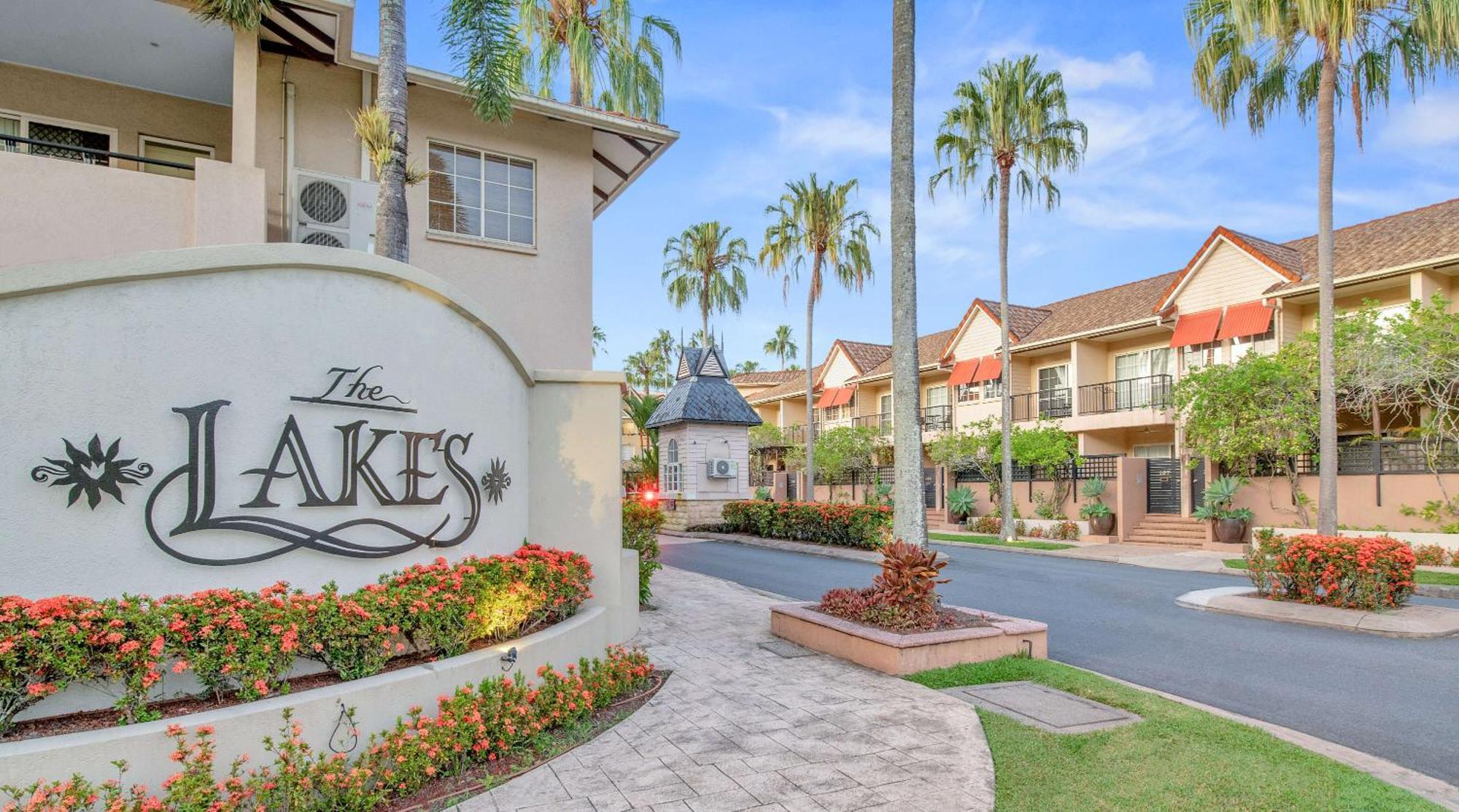 Lily Lakes - Style Living * Cairns