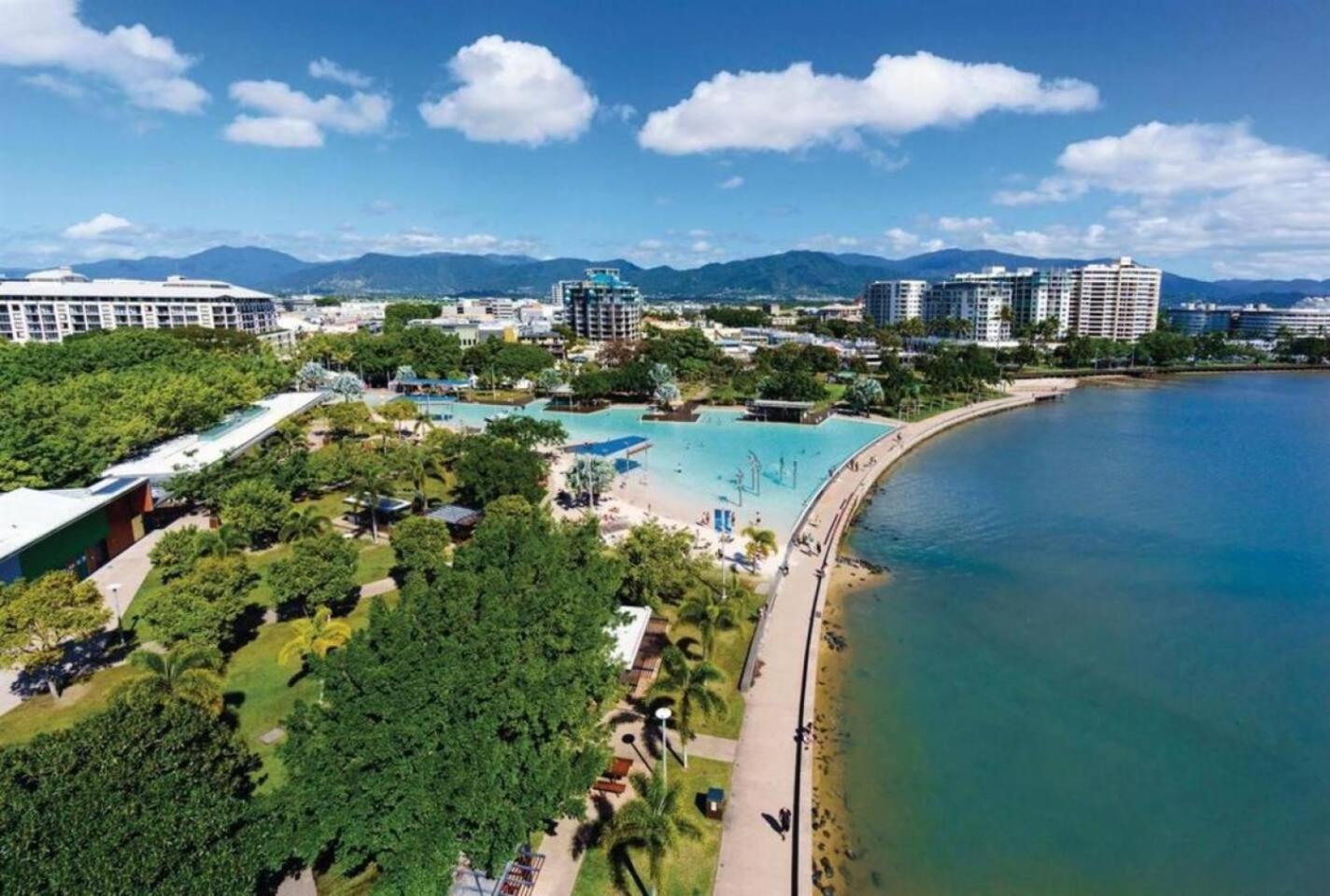 Luxury Retreat In Cairns With Pool * Cairns