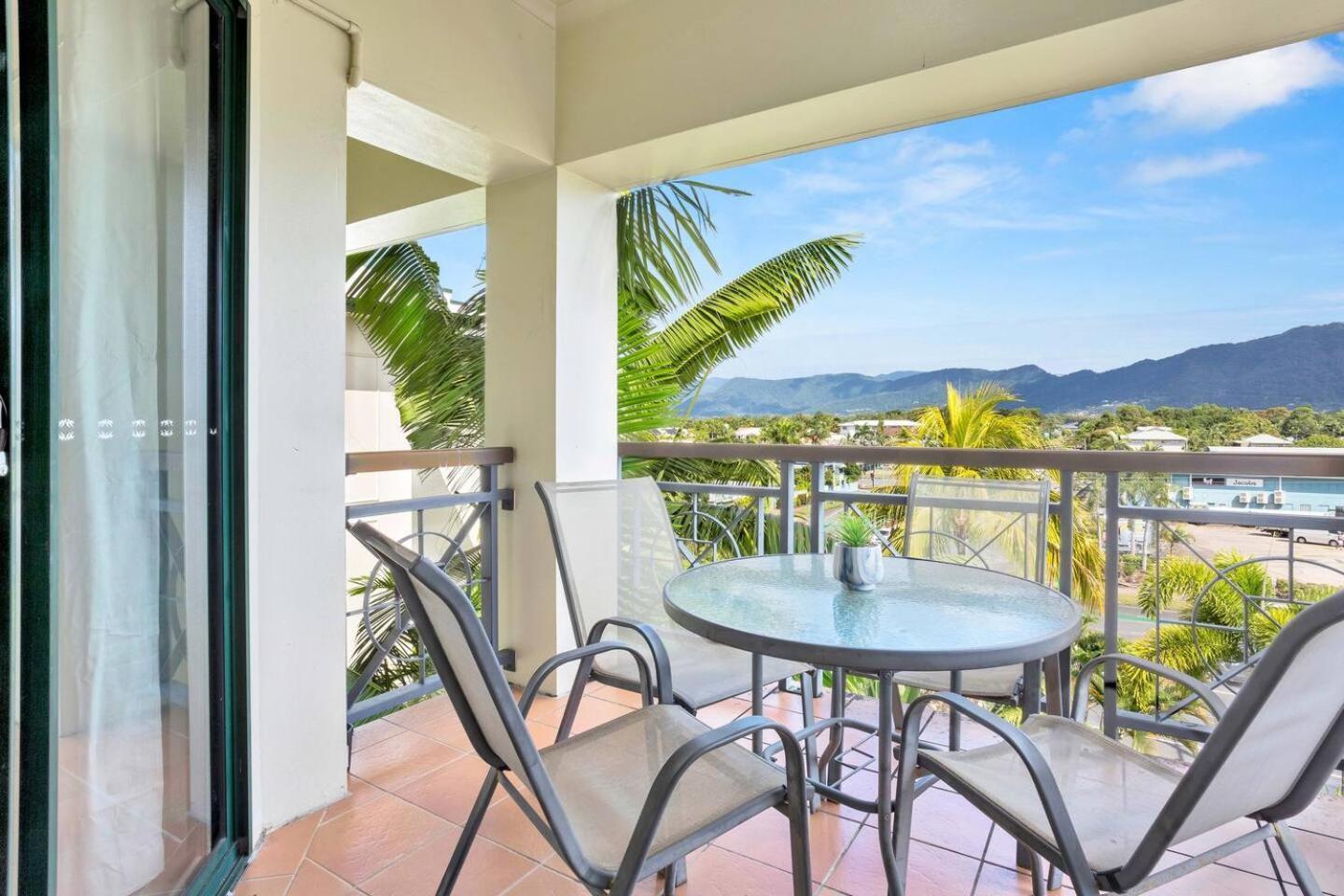 Luxury Retreat In Cairns With Pool Apartment