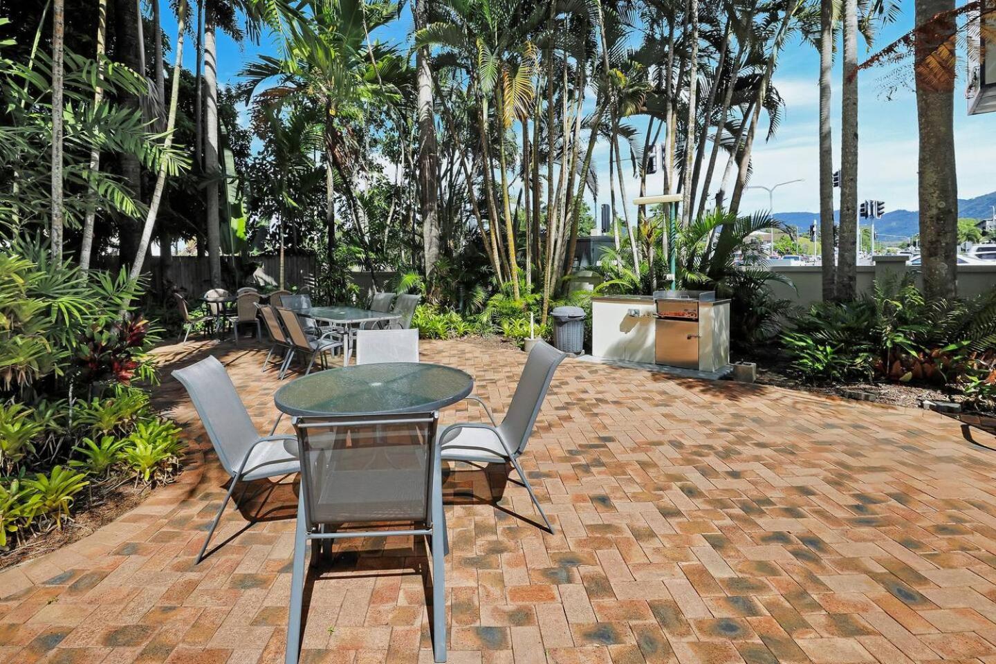Luxury Retreat In Cairns With Pool Apartment