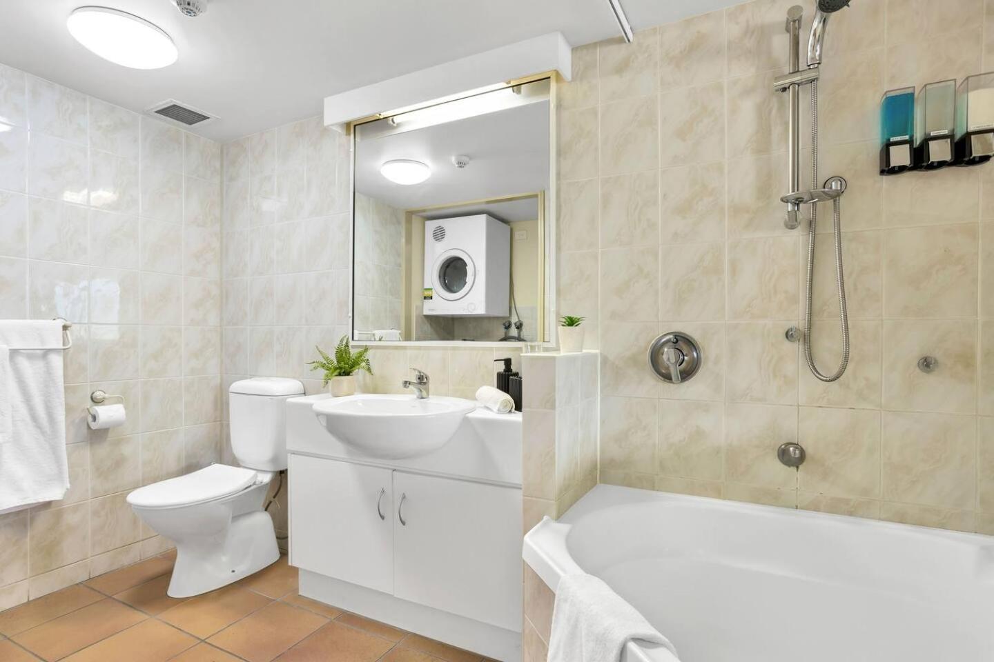 Apartment Luxury Retreat In Cairns With Pool