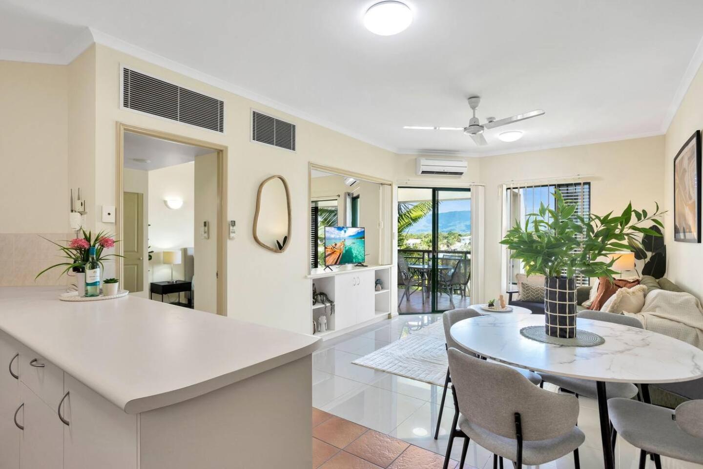 Apartment Luxury Retreat In Cairns With Pool Cairns