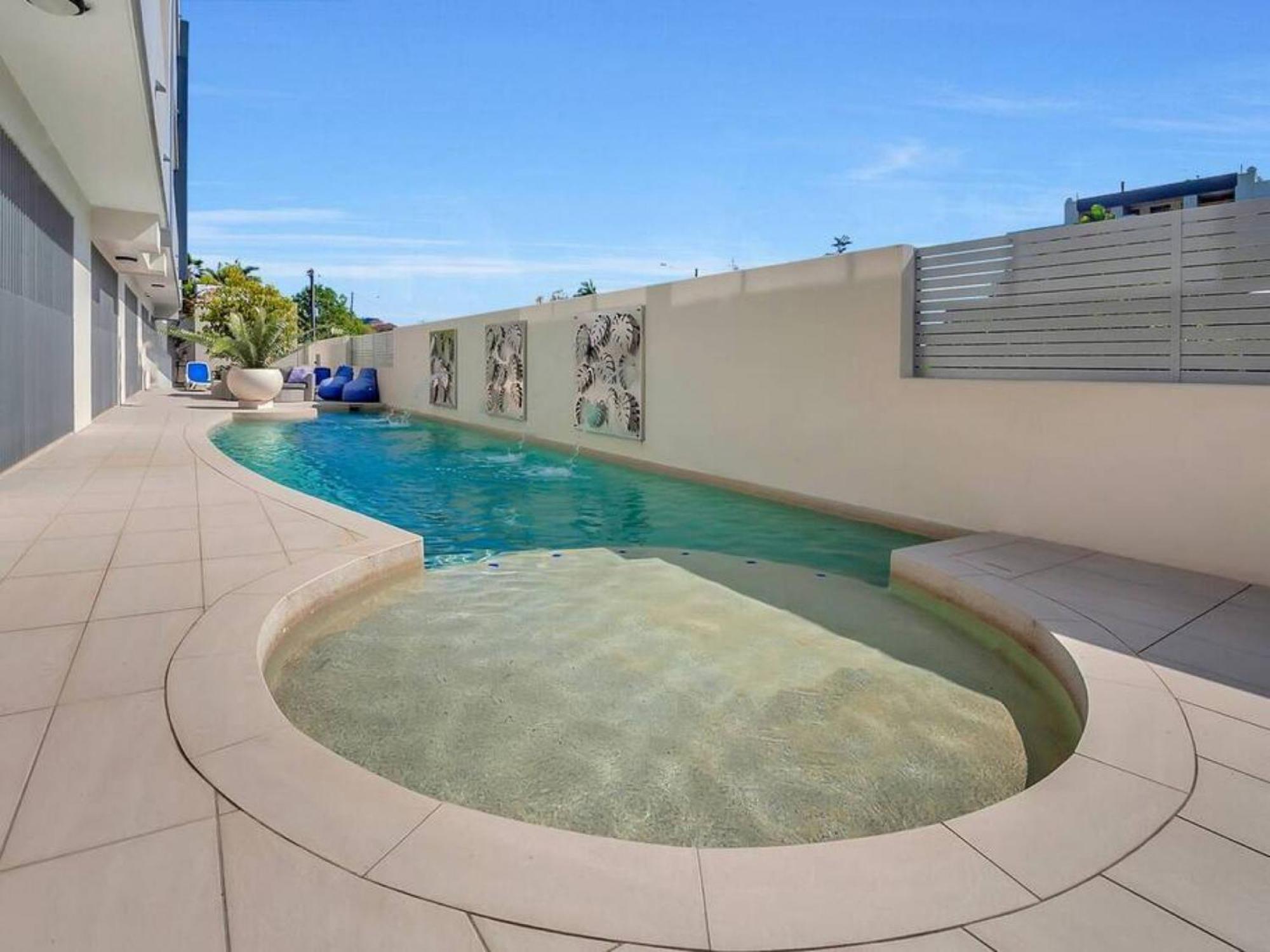 Coastal 2-bed With Parking & Pool By The Ocean Cairns