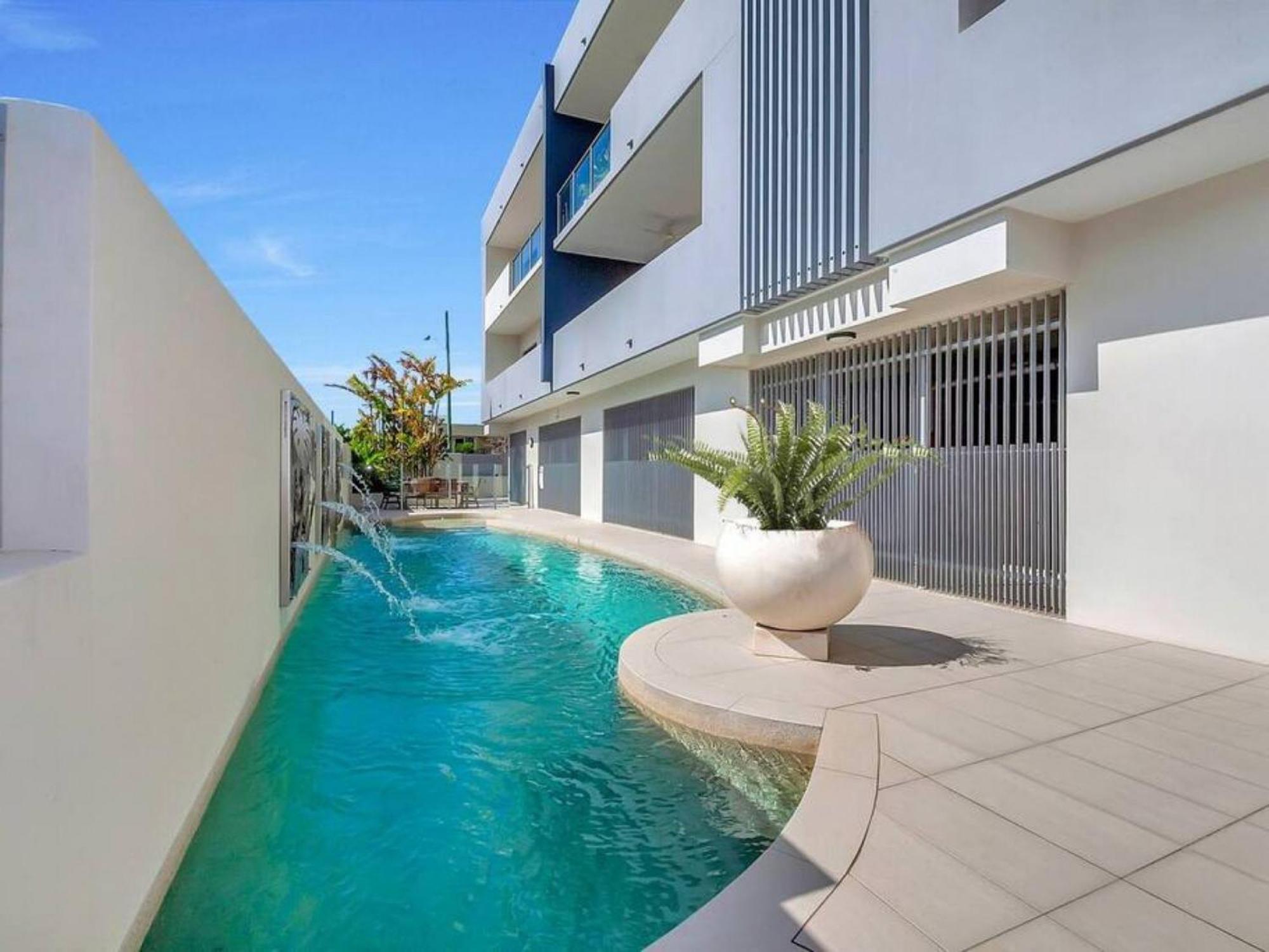 Coastal 2-bed With Parking & Pool By The Ocean Cairns