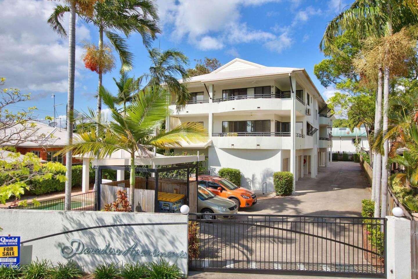 Poolside Living In Contemporary Tropical Retreat Apartment Cairns