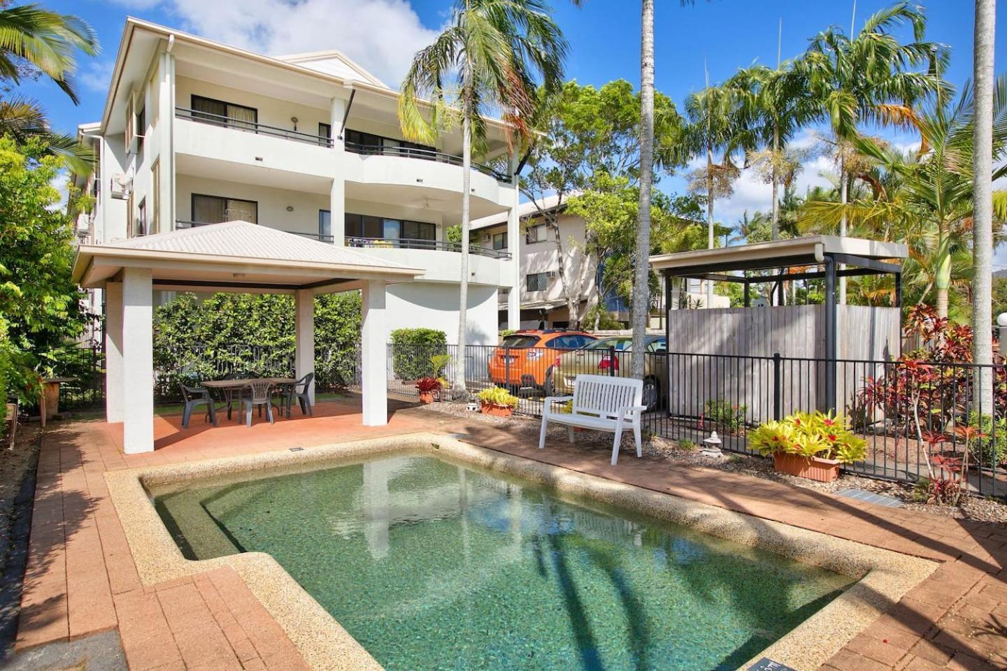 Poolside Living In Contemporary Tropical Retreat * Cairns