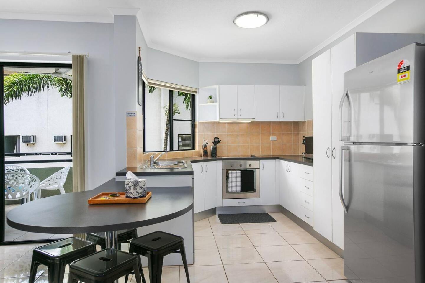 Poolside Living In Contemporary Tropical Retreat * Cairns