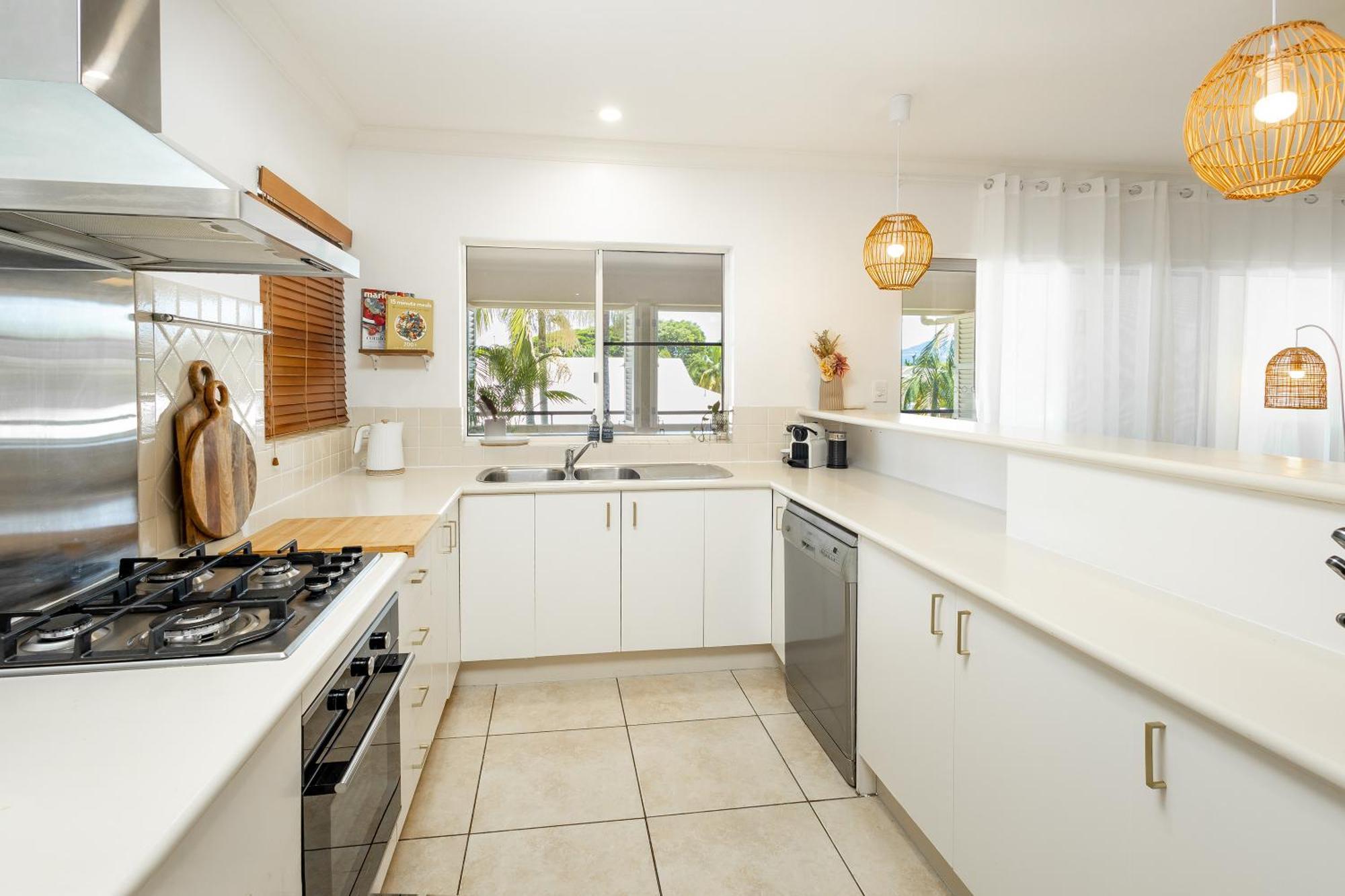 Elevated 2br Modern Furnished Terrace Cairns