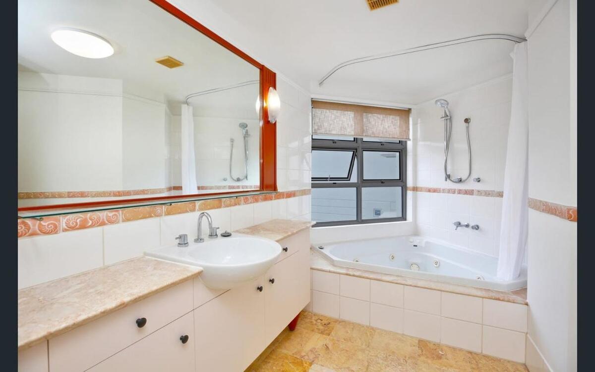 Tropical 2br In Heart Of Apartment