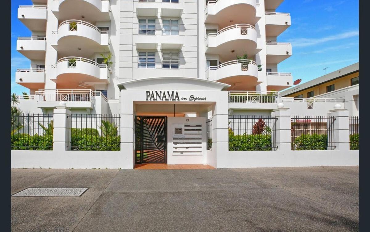 Tropical 2br In Heart Of Apartment Cairns
