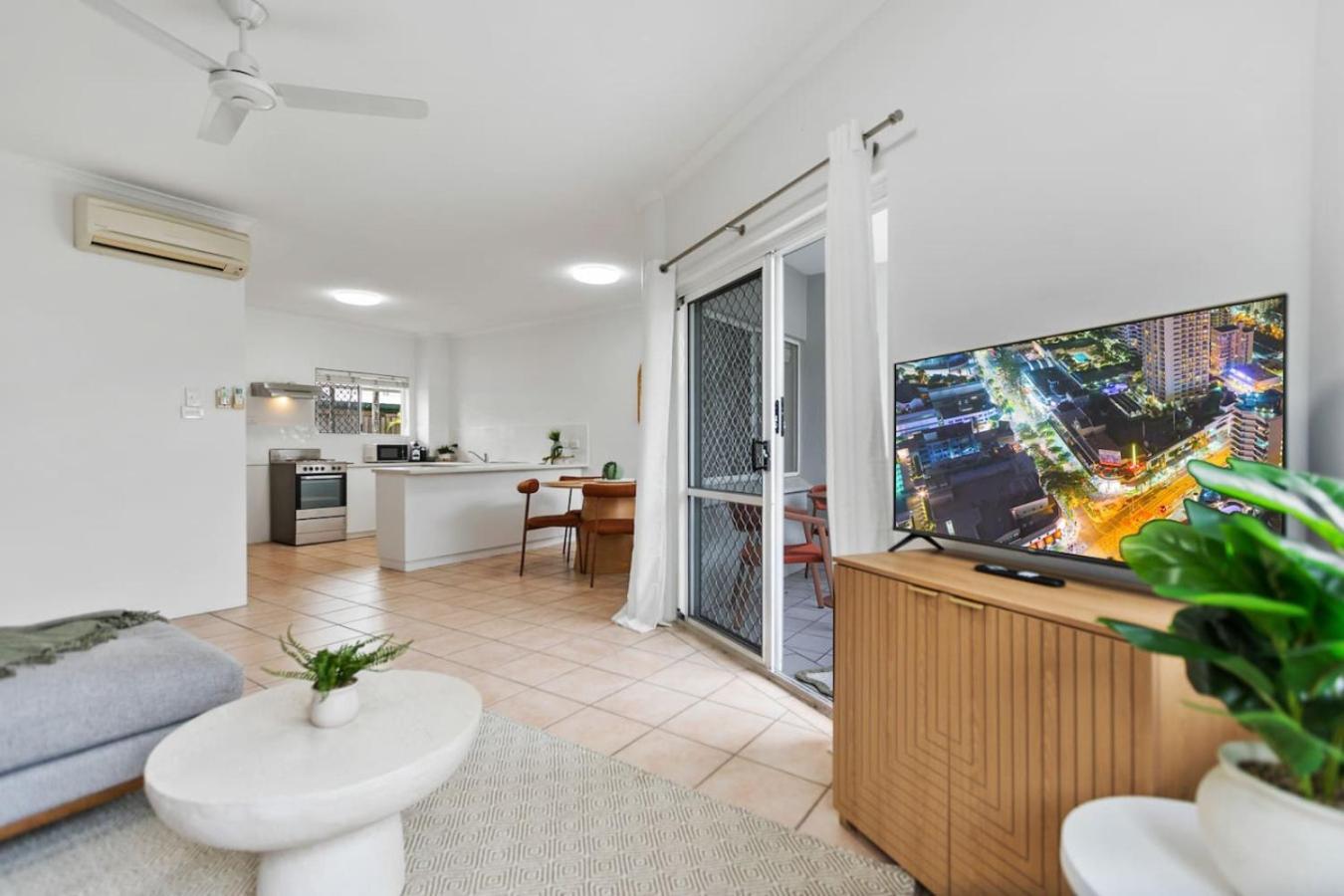 Tropical Bliss Swim In Swim Out Apartment Cairns