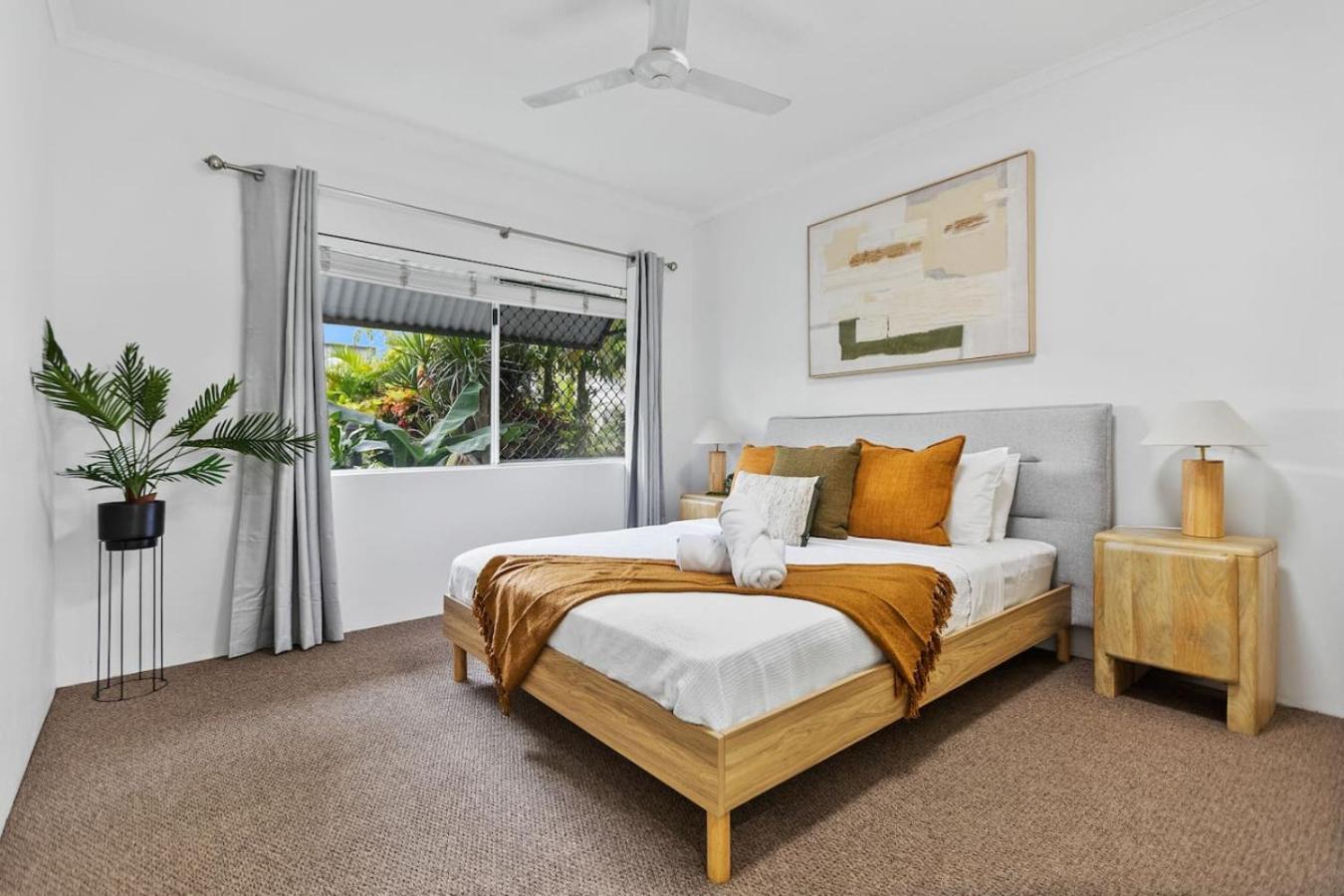 Tropical Bliss Swim In Swim Out Apartment Cairns