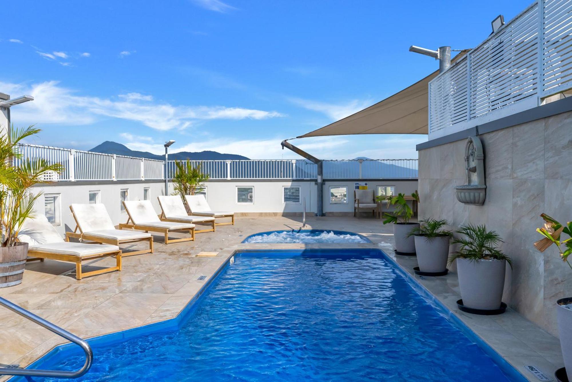 Coastal Chic In Heart Of With Rooftop Pool Apartment Cairns