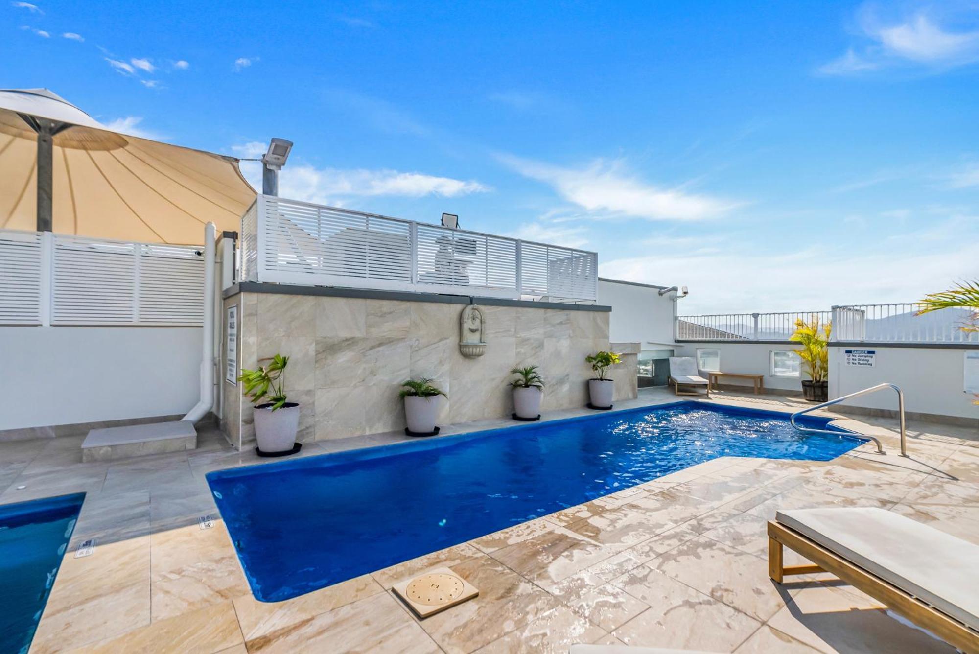Coastal Chic In Heart Of With Rooftop Pool Cairns