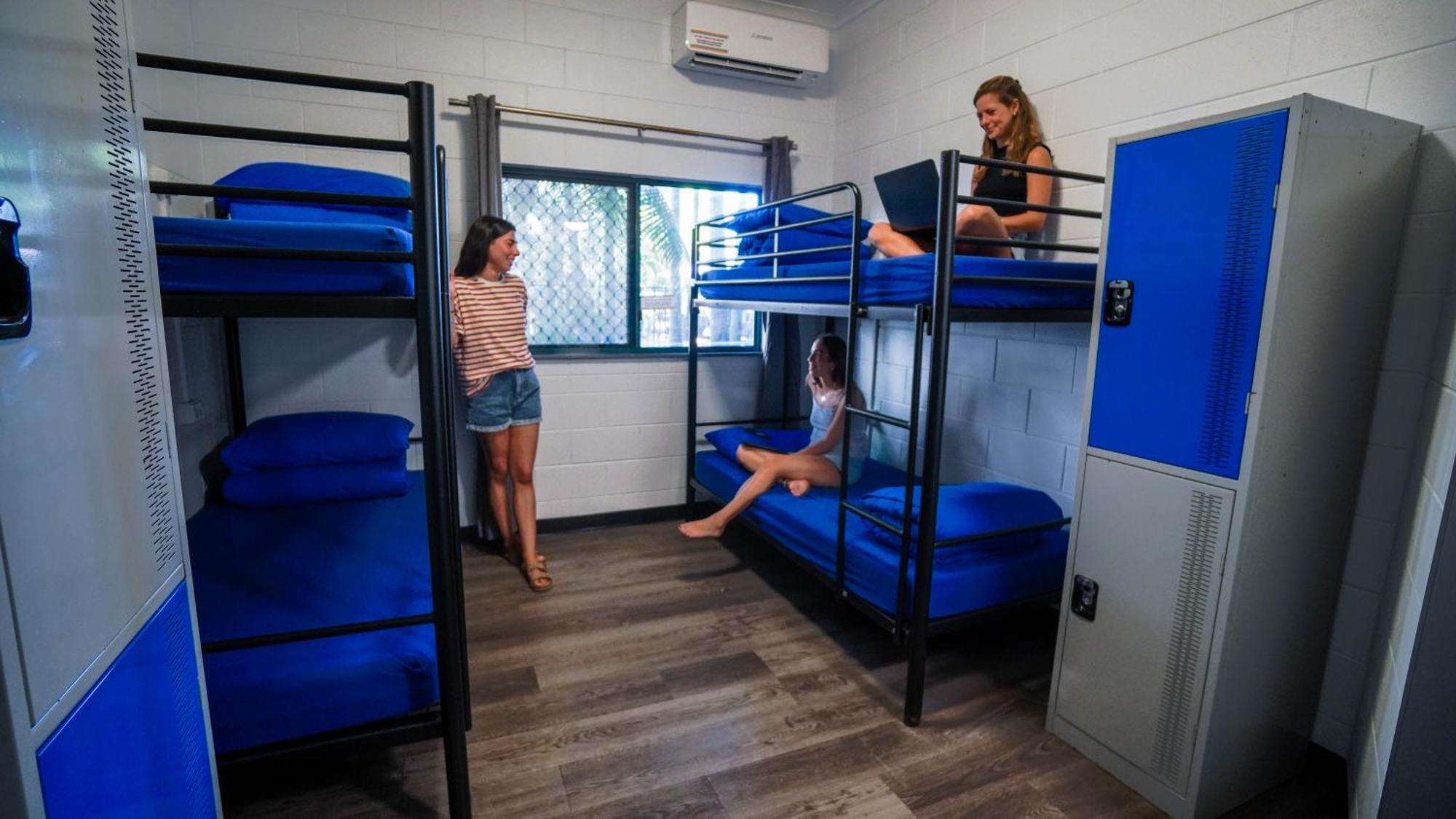 Summer House Hostel *