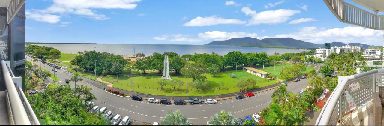 Luxury Waterfront Sea View - Do Not Book Apartment Cairns