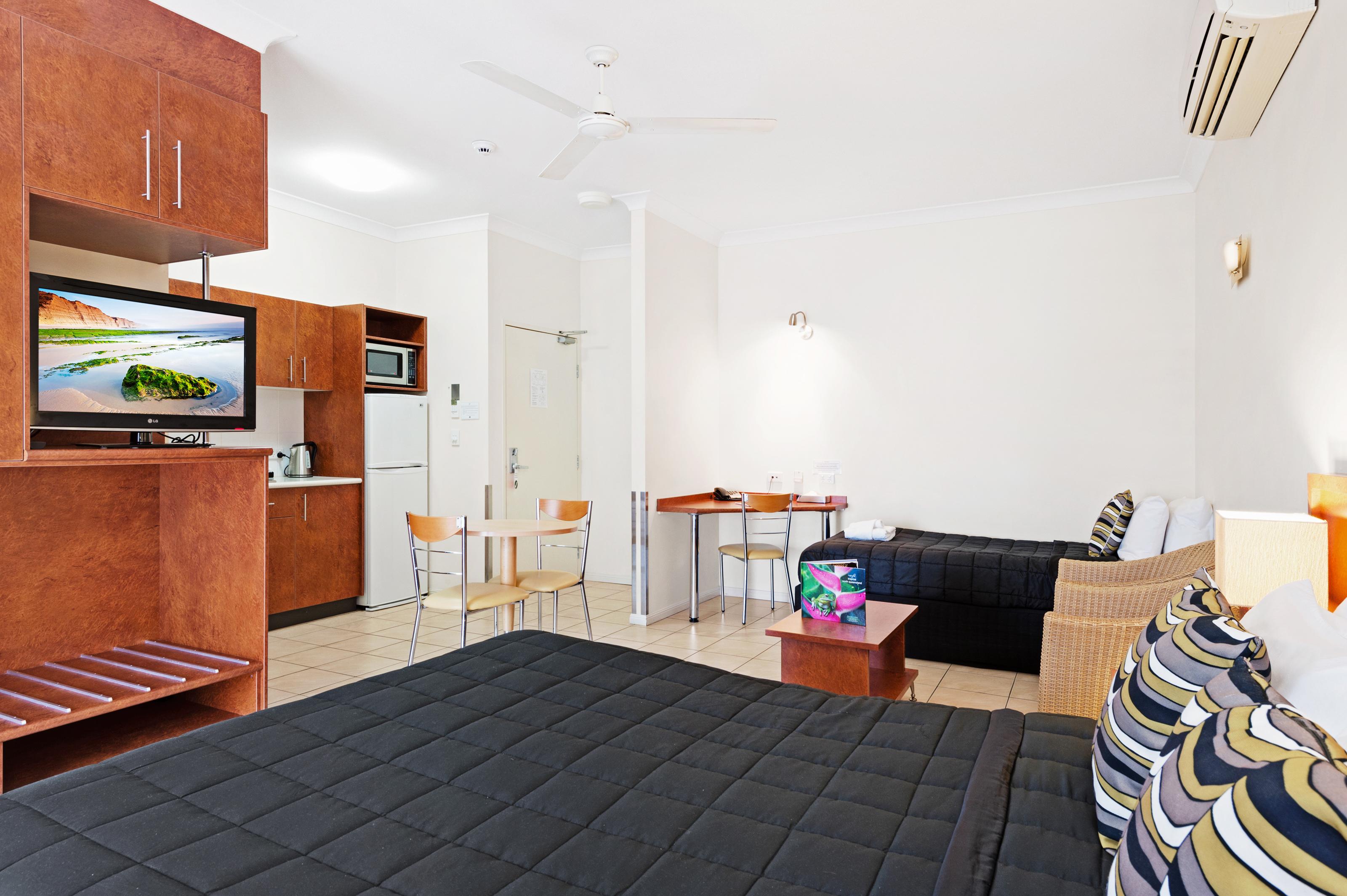 Queens Court 3*