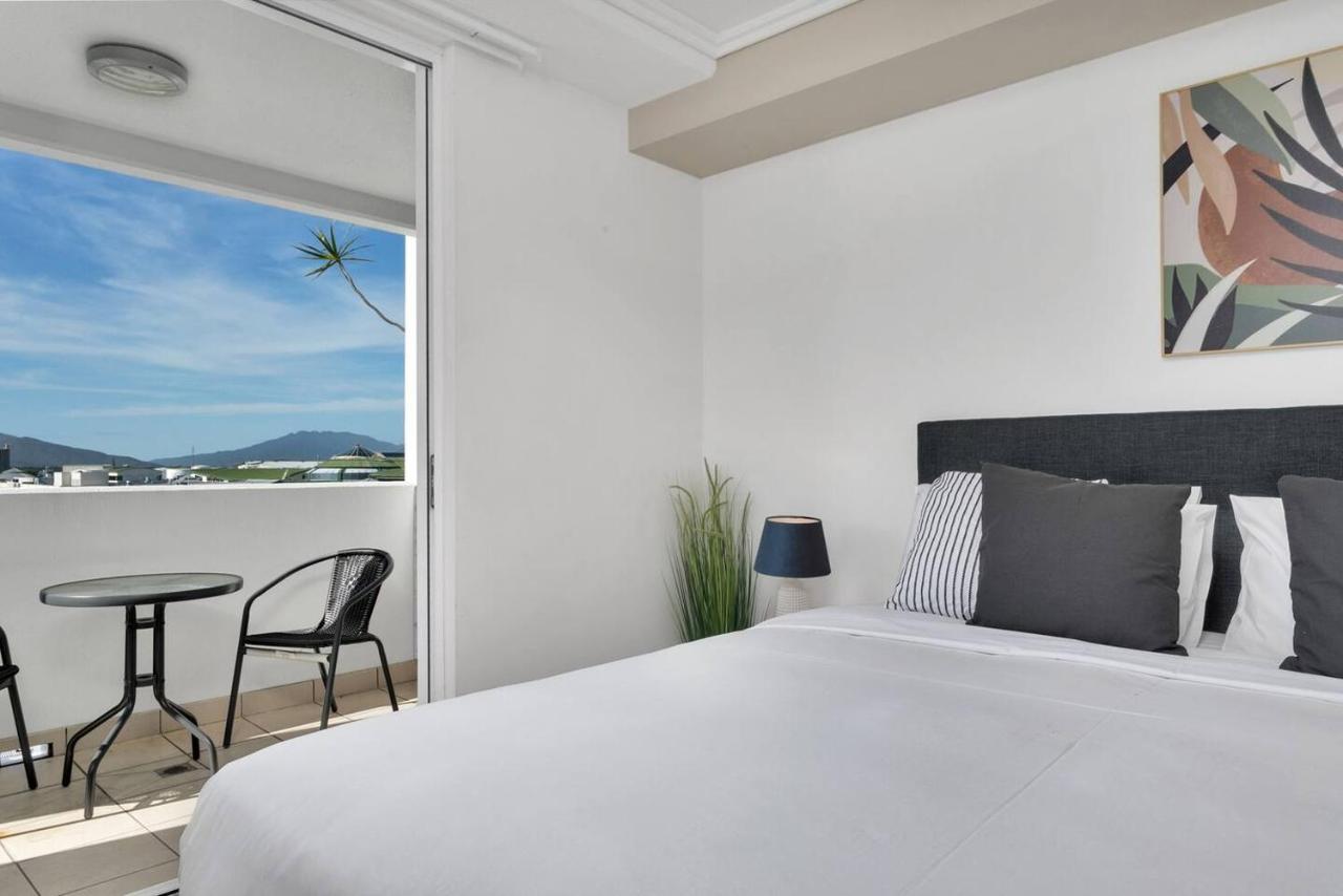 'central Plaza' Adjacent With Rooftop Pool *