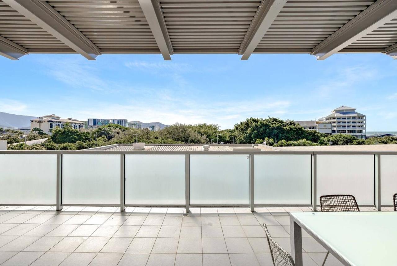 Coastal Charmer - Your Waterfront Sanctuary Apartment Cairns
